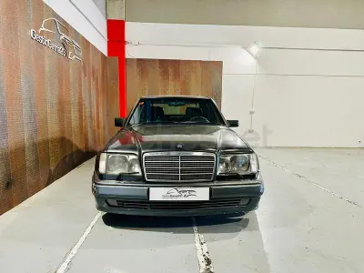 Usado Mercedes E500 320 CV (235 kW) 1994 Gris / plata Berlina