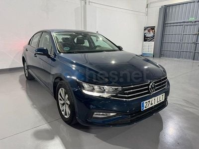Usado VW Passat Business 150 CV (110 kW) 2020 Azul Berlina