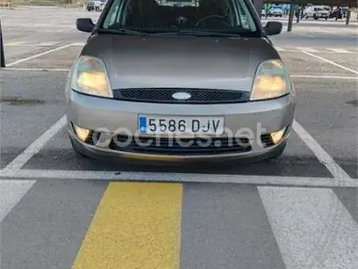 Usado Ford Fiesta 68 CV (50 kW) 2005 Beige Utilitario