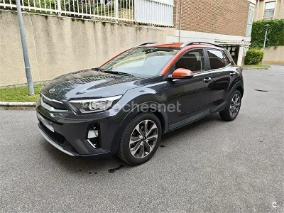 Käytetty Kia Stonic 100 HP (73 kW) 2020 Musta Katumaasturi