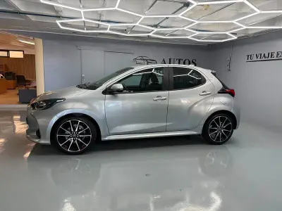 Usado Toyota Yaris 125 CV (91 kW) 2021 Gris / plata Utilitario