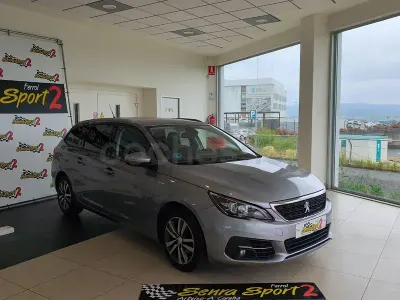 Usado Peugeot 308 SW Style 130 CV (95 kW) 2021 Gris / plata Familiar