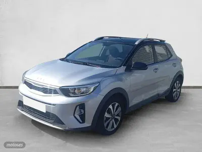 Usado Kia Stonic 100 CV (73 kW) 2022 Gris / plateado SUV