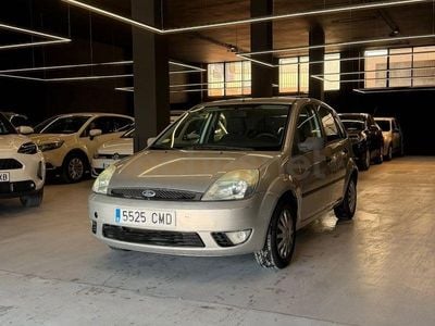 Usado Ford Fiesta Ghia 80 CV (58 kW) 2003 Gris / plata Utilitario
