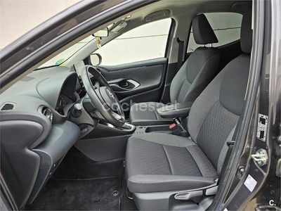 Usado Toyota Yaris Hybrid Style 116 CV (85 kW) 2021 Gris / plata Berlina