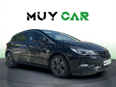 Usado Opel Astra 110 CV (80 kW) 2019 Negro Berlina