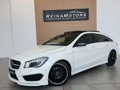 Usado Mercedes CLA200 Shooting Brake AMG line 156 CV (114 kW) 2015 Blanco Familiar