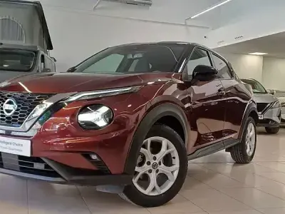 Usado Nissan Juke N-Connecta 114 CV (83 kW) 2022 Burgundy (metalizado) techo mi SUV