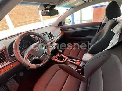 Usado Hyundai Elantra 132 CV (97 kW) 2017 Gris / plata Berlina