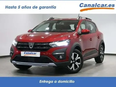 Usado Dacia Sandero Comfort 91 CV (66 kW) 2022 Rojo Utilitario