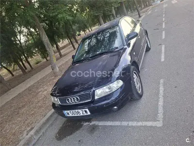 Usado Audi A4 110 CV (80 kW) 2000 Azul Berlina