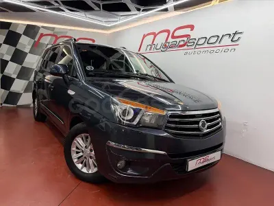 Usado SsangYong Rodius Limited 155 CV (114 kW) 2015 Gris / plata Monovolumen
