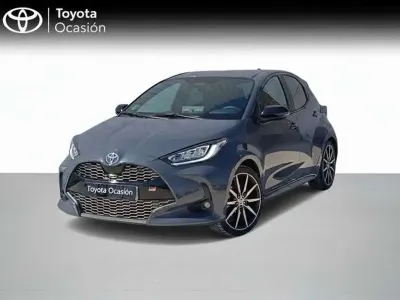 Usado Toyota Yaris Sport 131 CV (96 kW) 2025 Gris Utilitario