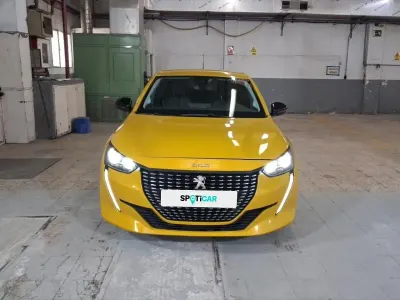 Usado Peugeot 208 Allure 100 CV (73 kW) 2023 Dorado Utilitario