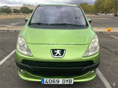 Usado Peugeot 1007 70 CV (51 kW) 2006 Verde Monovolumen