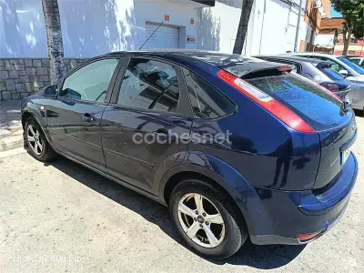 Usado Ford Focus Trend 100 CV (73 kW) 2005 Azul Berlina
