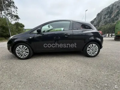 Usado Opel Corsa Color Edition 100 CV (73 kW) 2014 Negro Utilitario