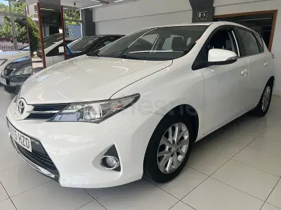 Usado Toyota Auris Active 132 CV (97 kW) 2015 Blanco Berlina