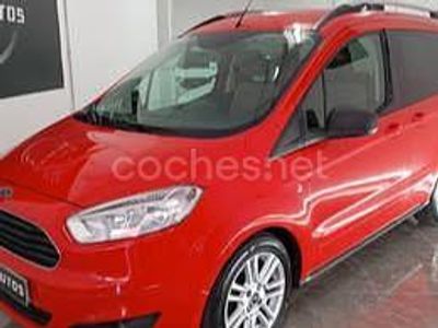Usado Ford Tourneo Courier Ambiente 100 CV (73 kW) 2016 Rojo Monovolumen