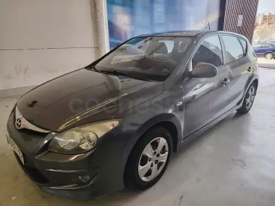 Usado Hyundai i30 Classic 90 HP (66 kW) 2011 Cinzento Sedan