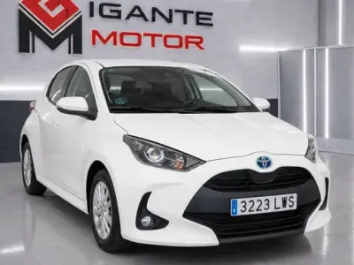 Käytetty Toyota Yaris Hybrid Business Edition 116 HP (85 kW) 2022 Valkoinen Sedan