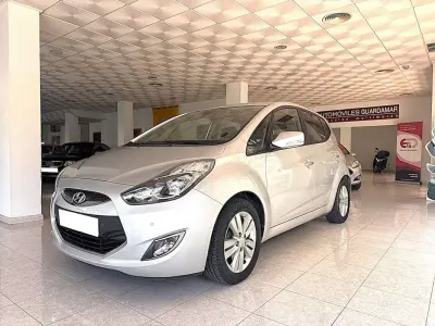 Usado Hyundai ix20 126 CV (92 kW) 2014 Plateado Utilitario