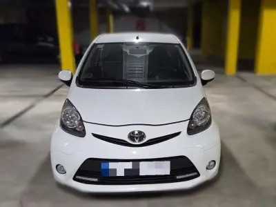 Usado Toyota Aygo Live 68 CV (50 kW) 2012 Blanco Utilitario