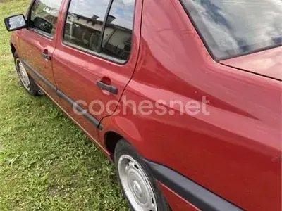 Usado VW Vento 90 CV (66 kW) 1993 Granate Berlina