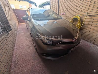 Usado Toyota Auris Hybrid Active 136 CV (100 kW) 2019 Marrón Familiar