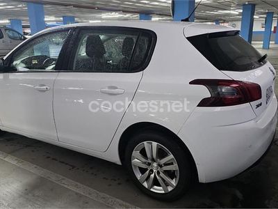 Usado Peugeot 308 Access 100 CV (73 kW) 2018 Blanco Berlina