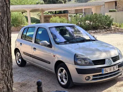 Usado Renault Clio II 75 CV (55 kW) 2001 Gris / plata Berlina