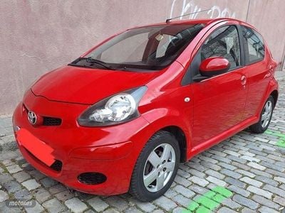 Usado Toyota Aygo 68 CV (50 kW) 2010 Rojo Utilitario