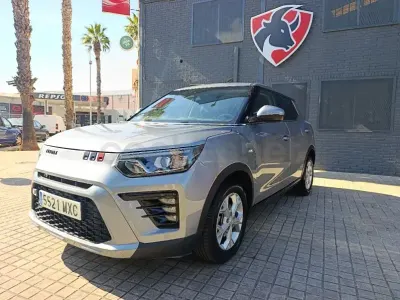 Usado SsangYong Tivoli 135 CV (99 kW) 2024 Gris / plata SUV