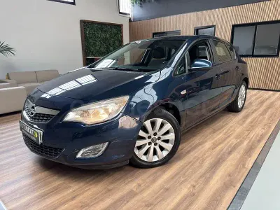 Usado Opel Astra Cosmo 110 CV (80 kW) 2010 Azul Berlina