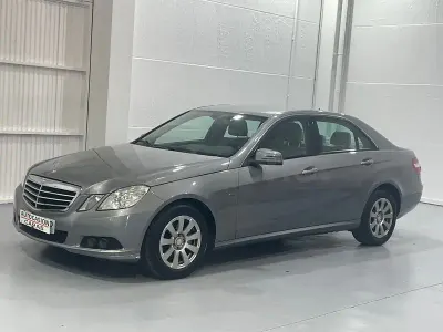 Usado Mercedes E220 Avantgarde 170 CV (125 kW) 2010 Gris / plata Berlina