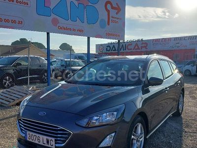 Gris / plata Usado 2022 Ford Focus Trend Berlina | 9999 € (Precio justo)