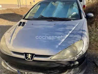 Usado Peugeot 206 75 CV (55 kW) 2000 Gris / plata Berlina