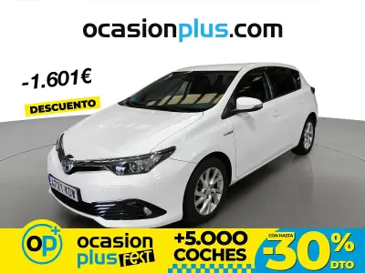 Begagnad Toyota Auris Hybrid Active 136 HK (100 kW) 2017 Vit Sedan