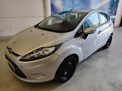 Usado Ford Fiesta Trend 82 CV (60 kW) 2012 Gris / plata Berlina
