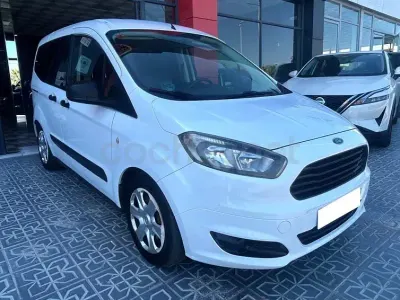 Usado Ford Tourneo Courier Trend 75 CV (55 kW) 2015 Blanco Monovolumen