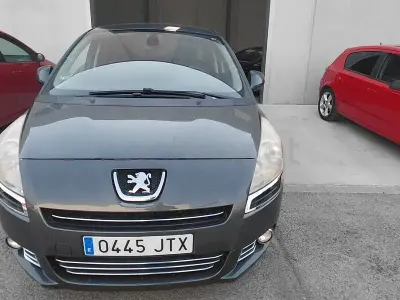 Usado Peugeot 5008 Active 112 CV (82 kW) 2011 Gris / plata Monovolumen