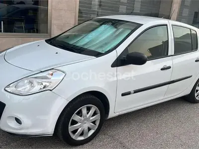 Usado Renault Clio III Collection 75 CV (55 kW) 2013 Blanco Berlina