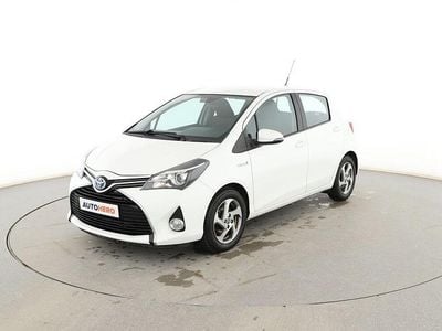 Usado Toyota Yaris Hybrid Active 101 CV (74 kW) 2015 Blanco Berlina