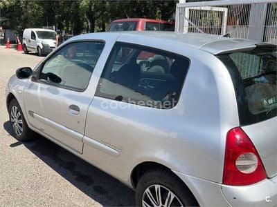 Usado Renault Clio II 75 CV (55 kW) 2005 Gris / plata Berlina