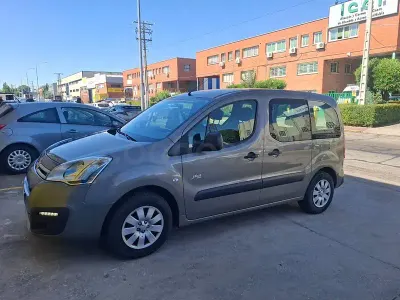 Usado Citroën Berlingo Feel 100 CV (73 kW) 2016 Gris / plata Monovolumen