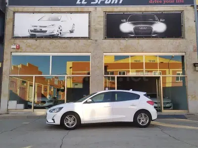 Usado Ford Focus Trend 120 CV (88 kW) 2019 Blanco Berlina
