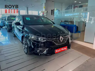 Usado Renault Mégane Zen 140 CV (102 kW) 2019 Negro Berlina