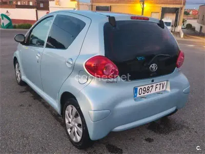 Usado Toyota Aygo 54 CV (39 kW) 2007 Azul Utilitario