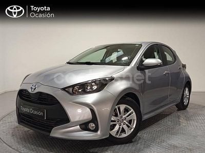 Usado Toyota Yaris Hybrid Active 116 CV (85 kW) 2022 Gris / plata Berlina