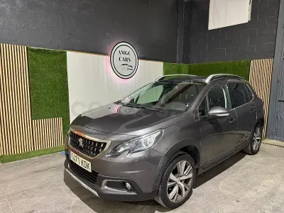 Usado Peugeot 2008 Allure 120 CV (88 kW) 2017 Gris / plata SUV